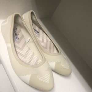 NWOT Off white/cream Skechers memory foam flats